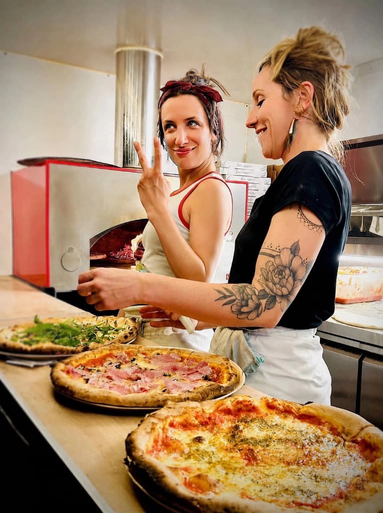 Les pizzaiolas Ya'Pizz en pleine préparation